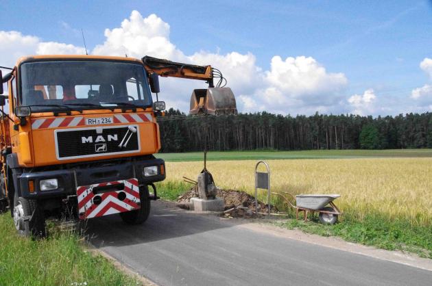 Der Stein hängt am Kranwagen