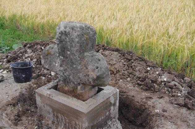 Der Stein steht sicher in neuen Fundament