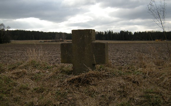 Gedenkkreuz von Osten aus gesehen