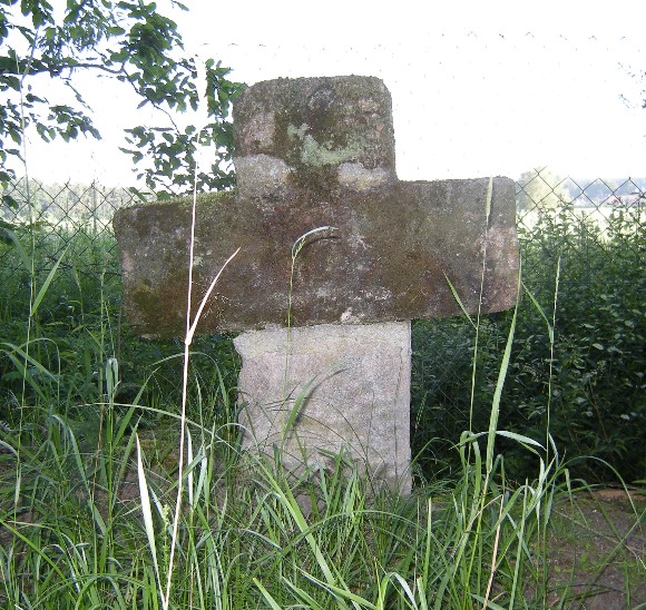 Ergänzungen am Gedenkkreuz