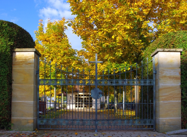 Eingangstor zum Friedhof