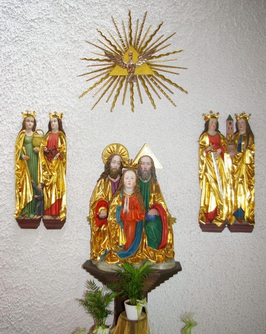 Die Figurengruppe rechts neben dem Kruzifix