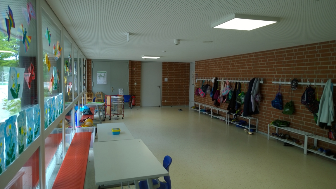 Weg zu den Klassenzimmern
