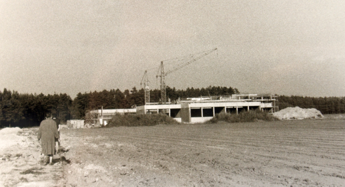 Bau auf der grünen Wiese