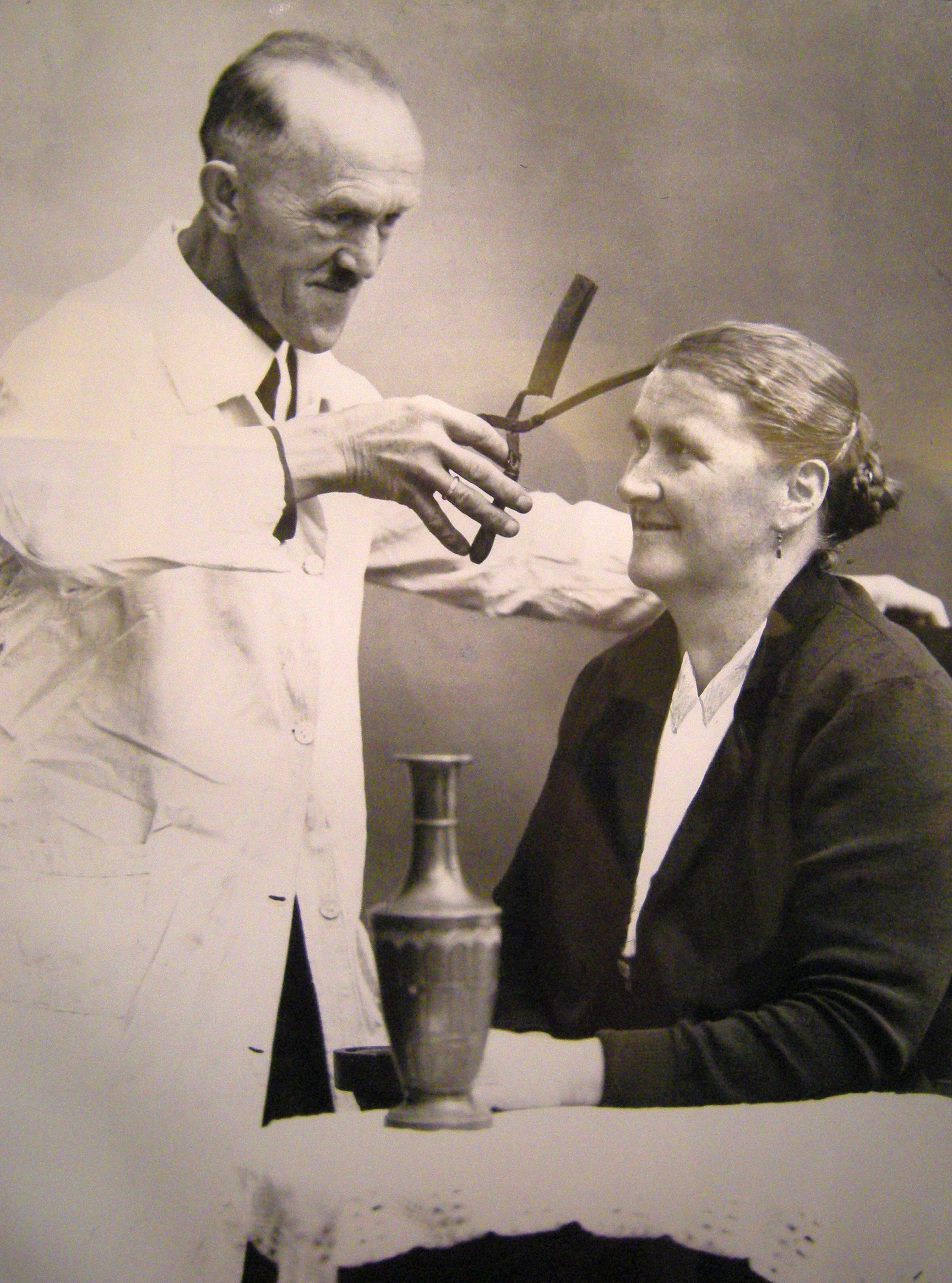 Friseur bei der Arbeit - auch Frauen kamen dran.