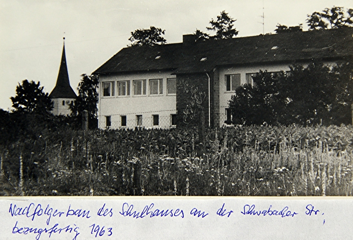Schulhaus mit Kirche