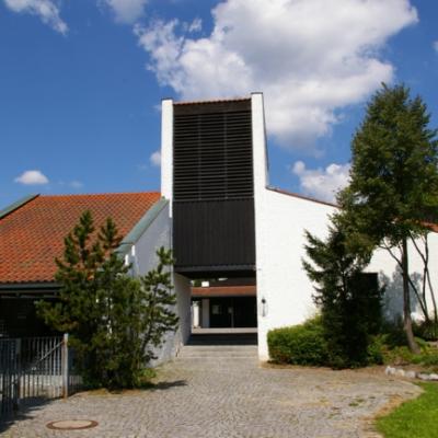 Glockenturm über dem Eingang zum Kirchenzentrum